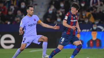 Barcelona&#039;s Spanish midfielder Sergio Busquets (L) challenges Levante&#039;s Spanish midfielder Pepelu during the Spanish league football match between Levante UD and FC Barcelona at the Ciutat de Valencia stadium in Valencia on April 10, 2022. (Phot