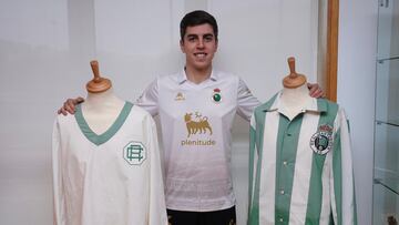 Íñigo Sainz-Maza, capitán del Racing, con la camiseta del 110º aniversario.