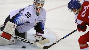 Petr Koukal, de la Rep&uacute;blica Checa,anota un penalti durante la eliminatoria de cuartos de final de los Juegos Ol&iacute;mpicos de Pyeongchang entre Rep&uacute;blica Checa y Estados Unidos.