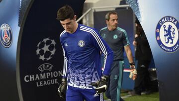 Courtois y detrás el entrenador de porteros