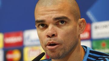 El futbolista del Real Madrid, Pepe, durante una rueda de prensa.