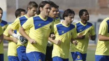 <b>PREPARADOS. </b>Garrido espera que sus jugadores logren mañana un buen resultado en la ida.