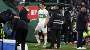 Pere Milla retirándose tras ser expulsado.