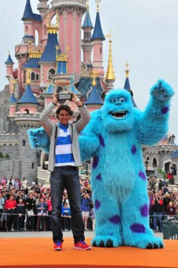 El tenista español Rafael Nadal, en las instalaciones de Eurodisney en París, donde hoy acudió para celebrar su octavo triunfo en el torneo de Roland Garrós tras derrotar ayer en la final a David Ferrer.