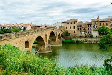 Es uno de los puentes más emblemáticos y fotografiados de todo el Camino de Santiago. Fue construido en el siglo XI por orden de la reina Doña Mayor, esposa del rey Sancho el Mayor de Navarra, con el objetivo de facilitar el paso de los peregrinos sobre el río Arga. Su construcción fue vital para la ruta jacobea, ya que unificaba las dos principales sendas que venían de Francia. Tiene siete arcos de medio punto y dos arcos más pequeños a los lados, y sus robustos pilares son un testimonio de la solidez de la arquitectura medieval. 




