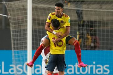 La Selección Colombia derrotó 0-3 a Perú en el estadio Nacional de Lima, por la séptima jornada de las Eliminatorias Sudamericanas.