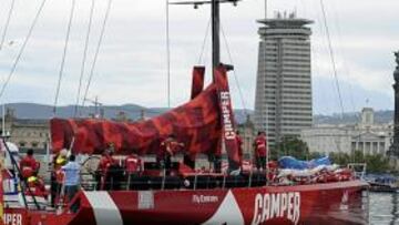 El 'Camper' ante la estatua de Colón en Barcelona