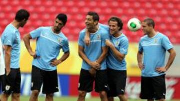 Los jugadores de la selecci&oacute;n de Uruguay Andr&eacute;s Scotti (i), Luis Su&aacute;rez (2-i), Sebasti&aacute;n Eguren (c), Diego Forl&aacute;n (2-d) y Diego P&eacute;rez (d), hablan durante un entrenamiento.