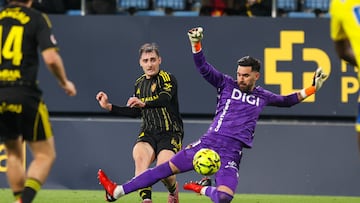 David Gil realizando un corte de balón en el JP Financial Estadio ante el Real Zaragoza.