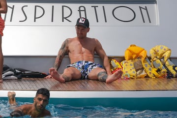 Leo Messi, Luis Su¨¢rez y Cesc F¨¢bregas han disfrutado de un d¨ªa en barco por la costa de Ibiza. Los tres jugadores se encuentran de vacaciones antes de la vuelta al trabajo.