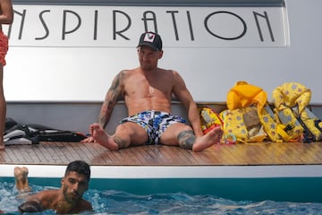 Leo Messi, Luis Suárez y Cesc Fábregas han disfrutado de un día en barco por la costa de Ibiza. Los tres jugadores se encuentran de vacaciones antes de la vuelta al trabajo.