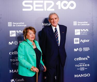 Luis del Olmo, periodista y locutor de radio, junto a su esposa Mercedes González.