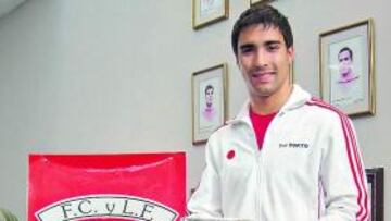 <b>HAMBRE DE SELECCIÓN. </b>Asenjo posa con la Eurocopa de Austria y Suiza.