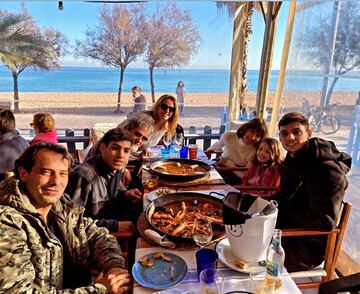 Benjamín Sierra junto a su familia en Barcelona. Es sobrino de José Luis Sierra y Sebastián Miranda.