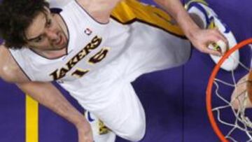 <b>FUTURO INCIERTO POR EL CIERRE PATRONAL. </b>Pau Gasol y Marc Gasol pujan bajo los aros por un balón en un partido entre Lakers y Grizzlies que igual no se repite en 2011-12.