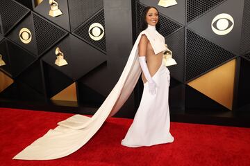 Kat Graham posa en la alfombra roja de los Grammys 2024 celebrados en el Crypto.com Arena situado en la ciudad de Los Ángeles, en California.