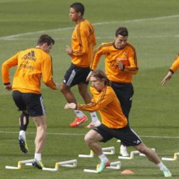 CON HAMBRE. Bale, Varane, Cristiano y Modric, en el entrenamiento de ayer en Valdebebas.