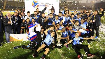 Los jugadores de Uruguay celebran su victoria hoy en el Sudamericano Sub-20.