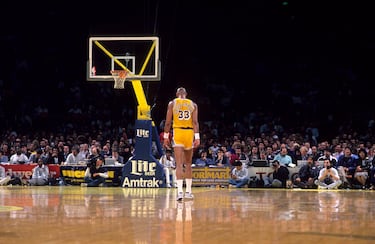 6 anillos de la NBA, 6 veces MVP de la liga, 19 veces ‘all-star’, 15 veces en los mejores quintetos de la temporada. Estos son solo algunos de los logros de la carrera de uno de los mejores jugadores de todos los tiempos. Tal fue la grandeza de Kareem que puede permitirse el lujo de decir que su último partido en la liga fue en las finales de la NBA. Lamentablemente, las lesiones de Magic Johnson y Byron Scott fueron diferenciales en la eliminatoria que finalmente se llevarían los Detroit Pistons de los ‘Bad Boys’.
