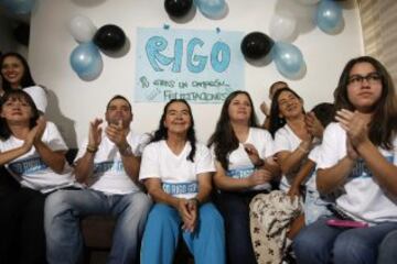 Familiares del ciclista colombiano Rigoberto Urán celebran el segundo puesto de Urán en el Giro de Italia en Medellín (Colombia). Urán logró por segunda vez consecutiva el segundo puesto en el Giro de Italia, esta vez detrás de su compatriota Nairo Quintana. 