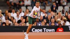 Roger Federer devuelve una bola durante el Match in Africaante  Rafael Nadal en el Cape Town Stadium de Ciudad del Cabo, Sud&aacute;frica.