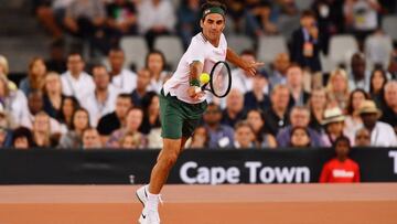 Roger Federer devuelve una bola durante el Match in Africaante Rafael Nadal en el Cape Town Stadium de Ciudad del Cabo, Sudáfrica.
