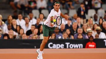 Roger Federer devuelve una bola durante el Match in Africaante  Rafael Nadal en el Cape Town Stadium de Ciudad del Cabo, Sud&aacute;frica.