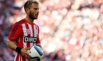 Entre 2005 y 2010 jugó en México para Tigres y Monterrey. Desde entonces ha pasado por diversos clubes de Sudamérica. Actualmente, a sus 34 años, juega para el Gremio de Porto Alegre, donde apenas suma cinco juegos.