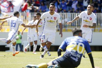 El jugador de Universidad De Chile Lorenzo Reyes, centro, celebra su gol contra Everton durante el partido de primera division en el estadio Sausalito de Vina del Mar, Chile.