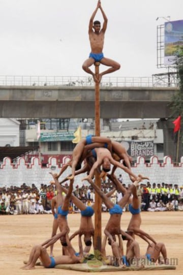 Mallakhamba es un deporte tradicional indio en el que el gimnasta realiza ejercicios, acrobacias, equilibrios... y todo sin bajarse de un poste de madera. 