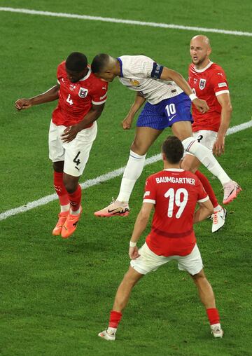 Minuto 84. Kylian Mbapp¨¦ intenta rematar de cabeza y termina d¨¢ndose un golpe con el hombro de Kevin Danso.