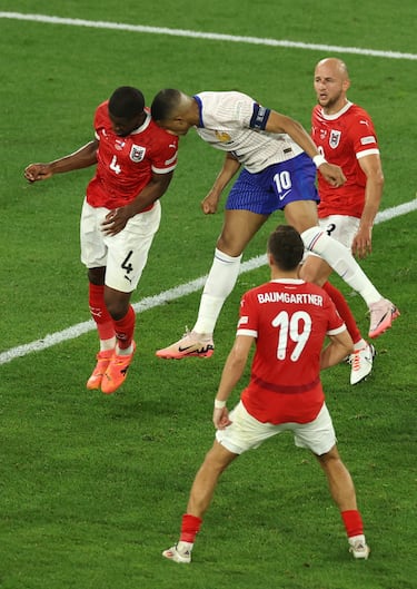 Minuto 84. Kylian Mbappé intenta rematar de cabeza y termina dándose un golpe con el hombro de Kevin Danso.