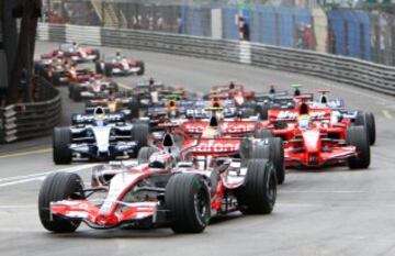 Uno de los campeonatos más difíciles en la carrera de Fernando Alonso. Con un polémico y apretado final de temporada, el finlandés Kimi Raikkonen arrebató por un punto el título al debutante Lewis Hamilton y al piloto asturiano.