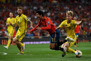 Jugada del penalti de Filip Helander a Álvaro Morata.