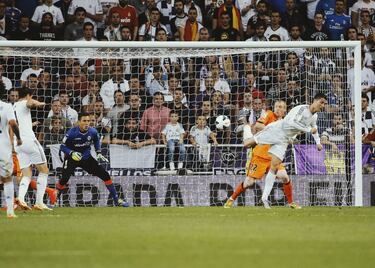 Un empate logrado ante el Valencia gracias a un gol de tacón de Cristiano en el último minuto evita la derrota ante el conjunto valenciano, pero aparta definitivamente a los blancos de cualquier opción de pelear por el título liguero. Los blancos venían de ganar 0-4 al Bayern en su estadio del Allianz. Sin embargo, sigue vivo para jugar la final de la Champions y ya tiene el título de Copa en las vitrinas tras doblegar al Barcelona en una apasionante final celebrada en Mestalla… 