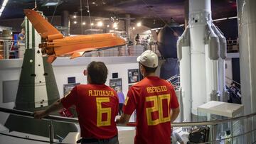 Francisco y Alejandro, ataviados con las camisetas de Iniesta y Asensio, miran con fascinaci&oacute;n un cohete y una nave, dos de las joyas del Museo de la Cosmon&aacute;utica.