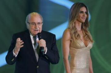 Blatter se dirige al público junto a la presentadora Fernanda Lima durante el sorteo de la Copa del Mundo de 2014.