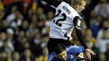 Esta es la jugada en la que Mathieu lesionó a Xabi Alonso.