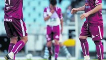 <b>LA FELICIDAD DEL GOLEADOR. </b>Alfaro acude a felicitar a Nino ya finalizado el partido. El almeriense, radiante, no disimula su alegría.