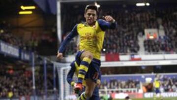 Alexis Sánchez celebra su gol que cortó una racha de 620 minutos sin marcar en juegos oficiales.