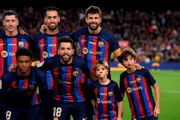 Los hijos de Piqué posaron con el equipo antes del partido.