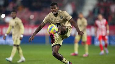 Sergio Akieme trata de controlar un balón contra el Girona.