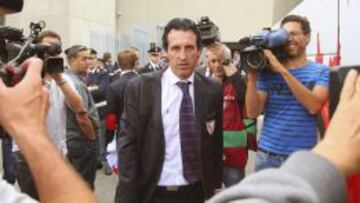 Imagen facilitada por la UEFA el 13 de mayo del 2014 que muestra al entrenador del Sevilla FC, Unai Emery, a su llegada al aeropuerto Sandro Pertini de Turín, Italia, el 13 de mayo del 2014. El Sevilla FC se enfrenta mañana al Benfica en la final de la Liga Europa en Turín.