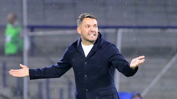 Cruz Azul's Argentine head coach Nicolas Larcamon gestures during the Liga MX Apertura football tournament match between Cruz Azul and Queretaro at the Olimpico Universitario Stadium in Mexico City on September 24, 2025. (Photo by Victor Cruz / AFP)