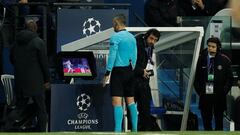 Soccer Football - Champions League - Round of 16 Second Leg - Paris St Germain v Manchester United - Parc des Princes, Paris, France - March 6, 2019  Referee Damir Skomina reviews an incident on VAR before awarding a penalty to Manchester United  