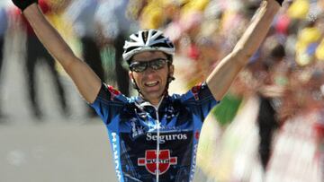 Spaniard Marcos Serrano (Liberty Seguros/Spa) celebrates as he crosses the finish line of the 18th stage of the 92nd Tour de France cycling race between Albi and Mende, 21 July 2005. AFP PHOTO FRANCK FIFE