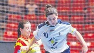 <b>ATAQUE. </b>Eva Mengual (de blanco), en un partido del Futsi.