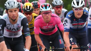 El ciclista belga Remco Evenepoel rueda con la maglia rosa por delante de Primoz Roglic durante una etapa del Giro de Italia.