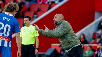 PALMA DE MALLORCA, 15/03/2025.- El entrenador del Espanyol, Jos¨¦ Manuel Gonz¨¢lez, durante el partido de LaLiga entre el Mallorca y el Espanyol, este s¨¢bado en el estadio de Son Moix. EFE/ Cati Cladera