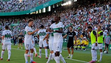 Los jugadores del Elche celebran un gol ante el Celta.
